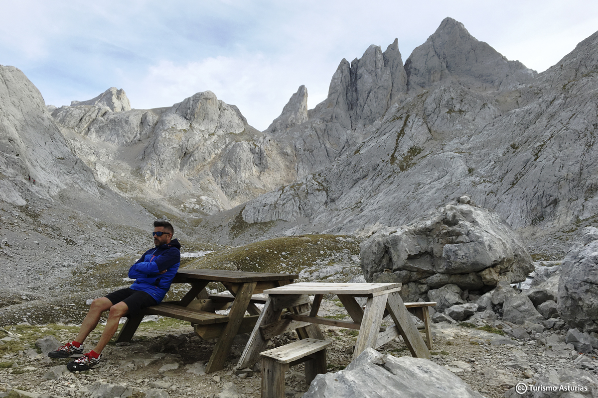 TurismoAsturias's tweet photo. Si sólo os dejasen elegir uno ¿a cuál de estos bancos os teletransportaríais?  ¿mar o montaña?
1. Bermiego (Quirós)
2. Mirador del Sablón (Cudillero)
3. Jou de los Cabrones - P. N. Picos de Europa
4. La Isla (Colunga) https://t.co/eRGkrpHKAc