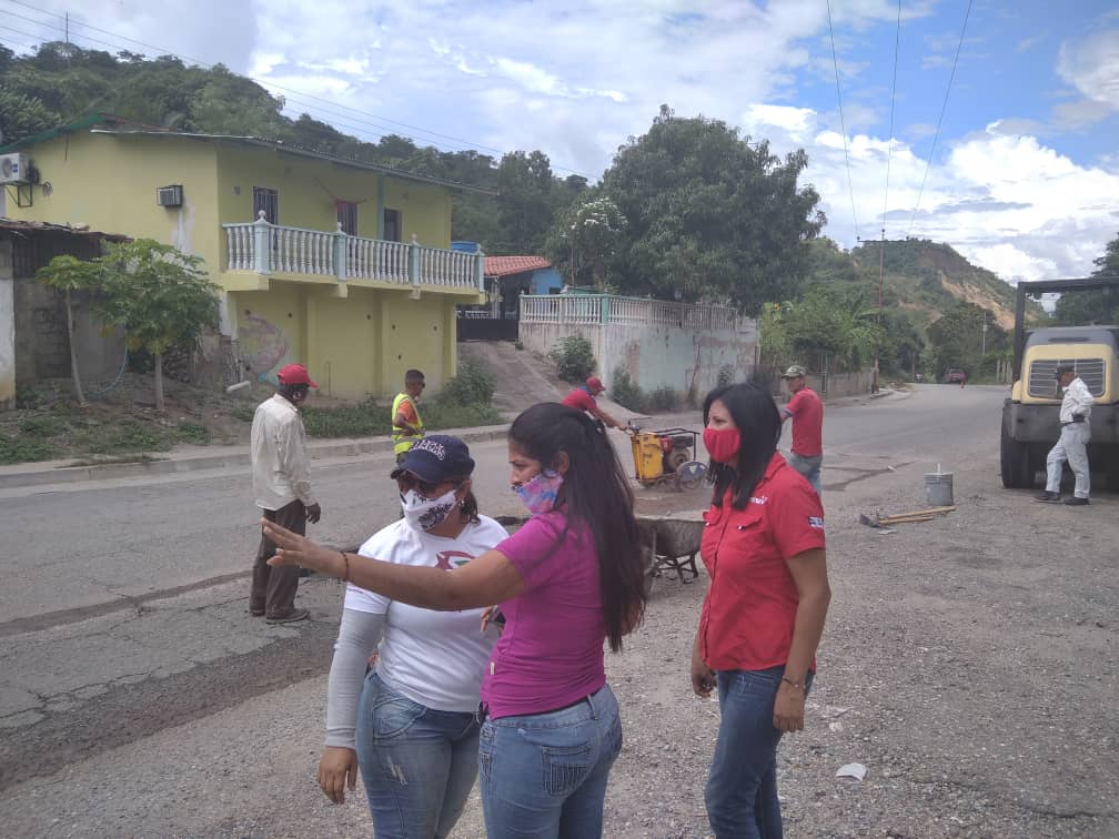 janet_araujo72's tweet photo. MunMotatan hoy comenzo el #PlanBacheo por parte de @EMASTRU @MVzlaBella a nuestra #PquiaJalisco gracias al Gobernador @RangelSilva4F rumbo a las #Parlamentarias #AN #6Dic #Psuv #7De7 https://t.co/jCbdxRomT5