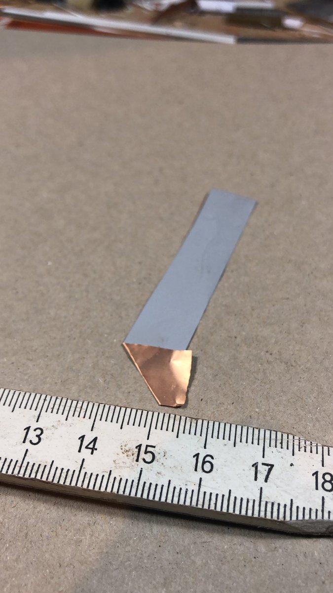 Geomeier's tweet photo. Ja, das ist eine dünne Kupferfolie einseitig lackiert. Dann zugeschnitten und aufgeklebt. https://t.co/p0SoxO9yyY
