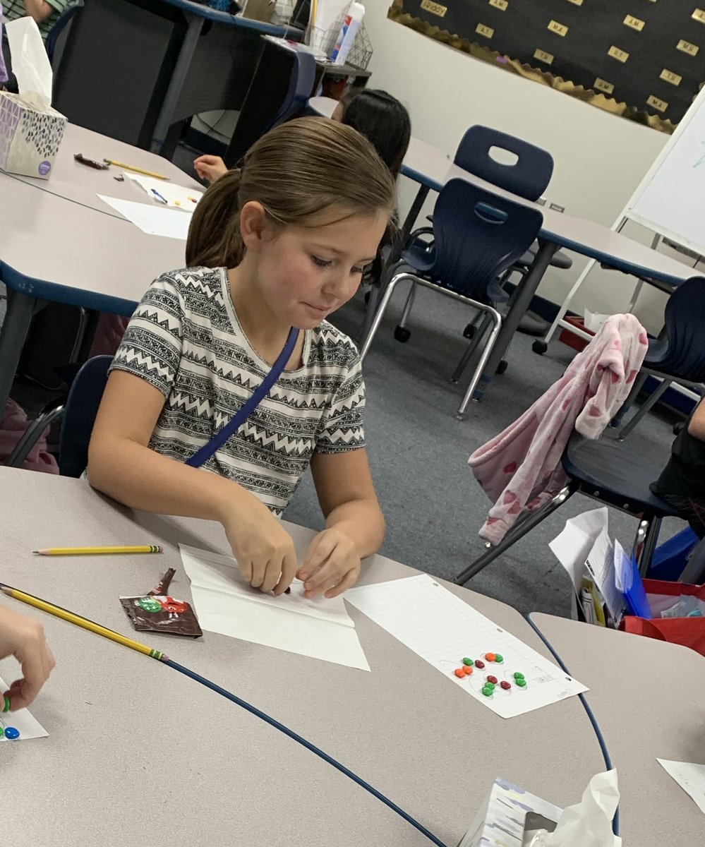 uplandheights's tweet photo. Mrs. Woodul’s 3rd grade classes are learning division using m&amp;ms! https://t.co/OPPrByux1Q