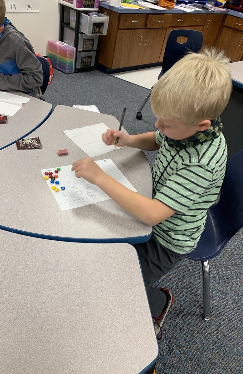 uplandheights's tweet photo. Mrs. Woodul’s 3rd grade classes are learning division using m&amp;ms! https://t.co/OPPrByux1Q