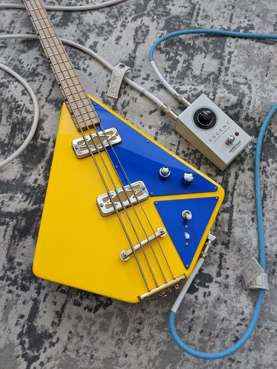 Custom Jolana Star Basso IX-inspired bass for the marvelous @richarddawson12 / <a href="/HOgledd/">HEN OGLEDD</a> . Teenie Vox Phantom style spaghetti neck, thunderous @mojopickups Hi Gains, hand crafted brass bridge and tailpiece, stack pot and a secret weapon series mode #bassguitar #bass #guitars