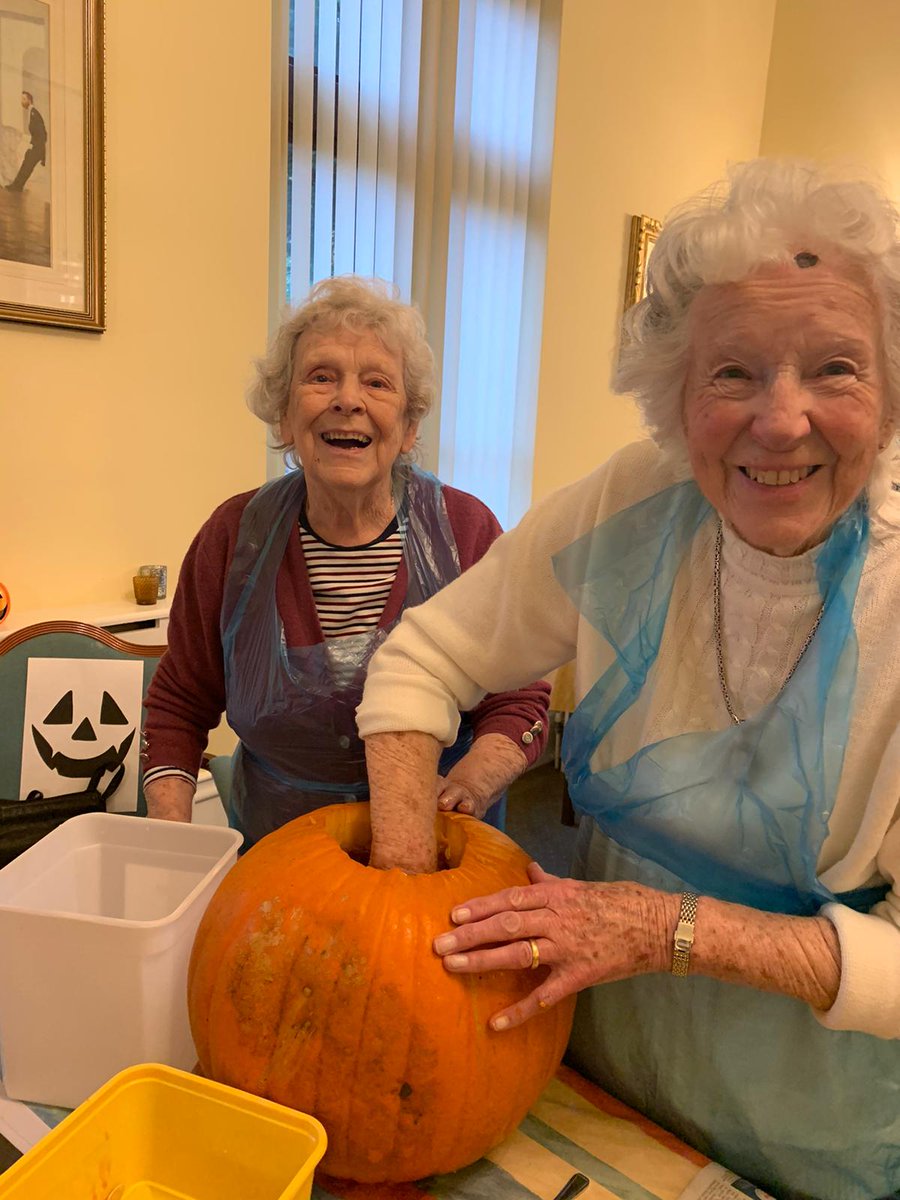 🎃Kennilworth Manor has had fun creating fun faces on the pumpkin, and having fun with their Halloween event🎃