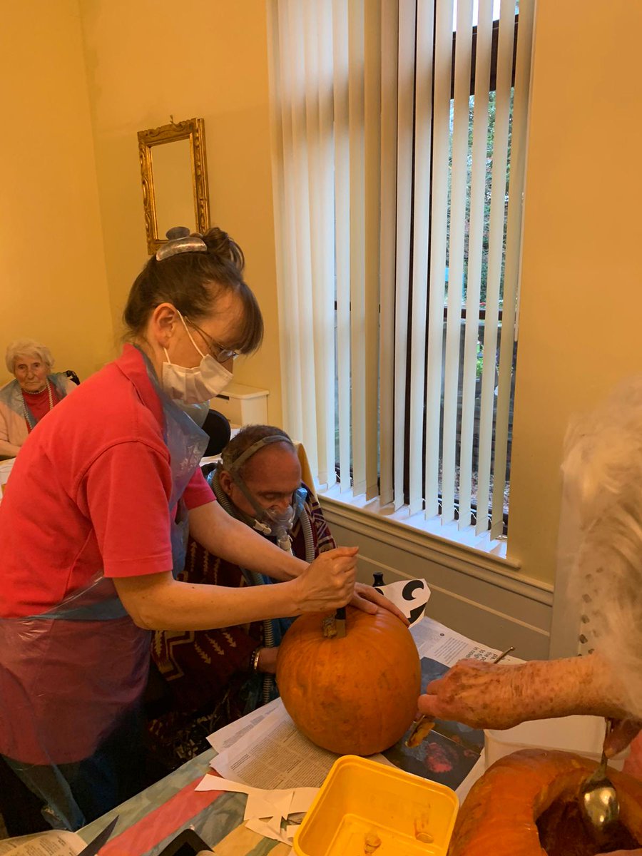 ClarendonCG's tweet photo. 🎃Kennilworth Manor has had fun creating fun faces on the pumpkin, and having fun with their Halloween event🎃 https://t.co/yZxHt7rxcD