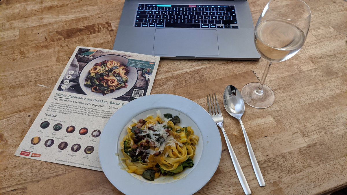 JohSpaeth's tweet photo. 'vorher' und 'nachher'. Nah am Original! Am wichtigsten sehr, sehr schmackhaft und dabei #regional und #bio. Besser geht's nicht. Danke #Fresh2Table. Danke @HelloFounders für die digitale Startup Kitchen. Großartige Idee für die (?)Weihnachtsfeiern. https://t.co/xGoVaMx2MI