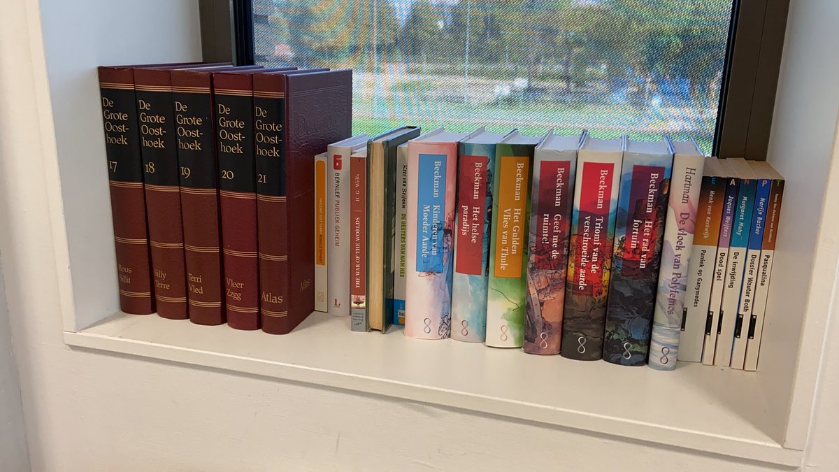 michelvrschuren's tweet photo. Lieve tweeps, In mijn geschiedenislokaal hoort een goedgevulde boekenkast met historische jeugdromans en boeken

Die Boekenkast ga ik kopen. Willen jullie boeken doneren om de collectie verder aan te vullen? #dtv https://t.co/TXcTQGGvzO