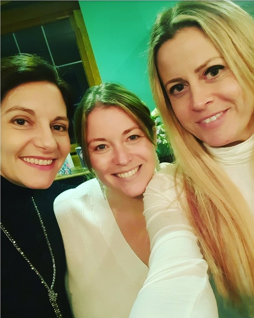 GilhamGremo's tweet photo. Happy, happy birthday to my beautiful fellow November born chums 🥰🍸🍰 

#finalnight #finalsupper #birthdays #friends #currynight https://t.co/CDtQaCrcSc