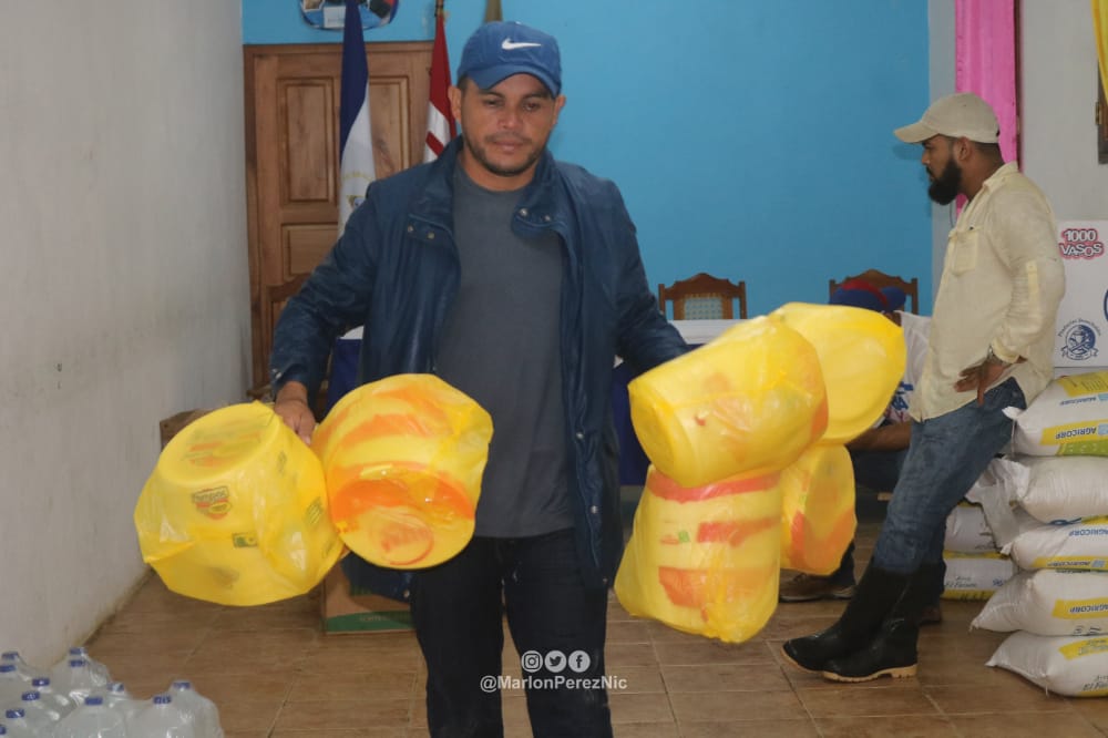 edu22caceres's tweet photo. Pueblo y ejercito en brigada de salvamento y rescate bajo la direccción del buen gobierno de nuestro presidente Daniel ante los embates del huracán ETA en Nicaragua. https://t.co/aOJUJTCTOa