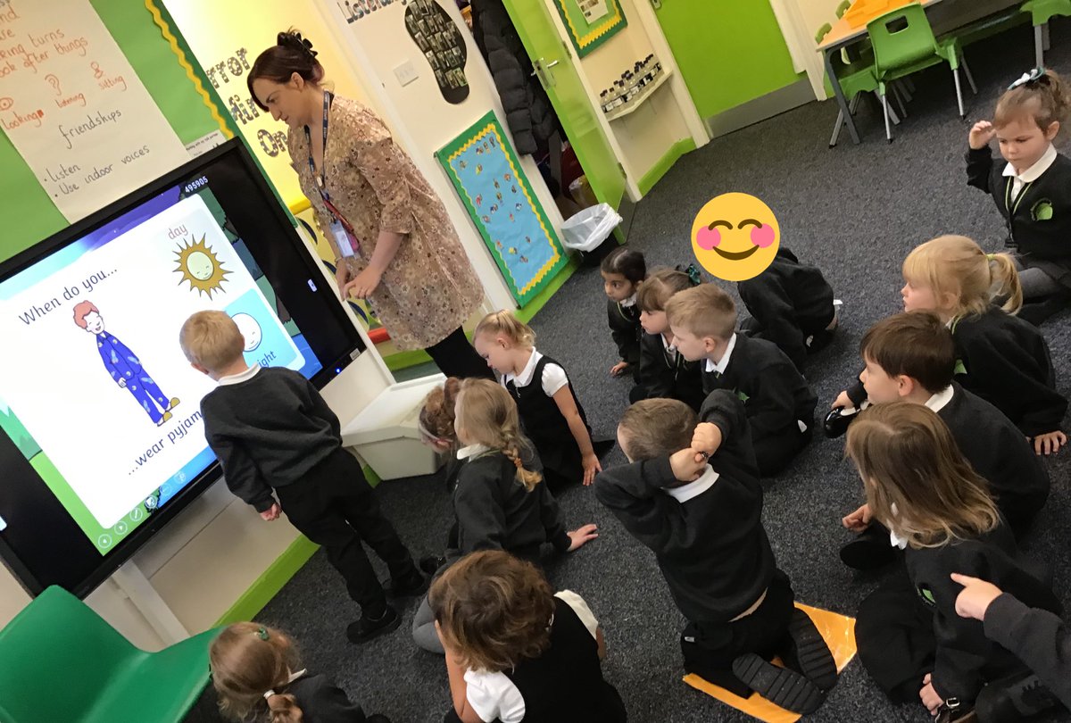 LindenRDCherry's tweet image. In English FS1 are reading Eliot Midnight Superhero so the children talked about what activities they do during the day and night. We answered questions on the interactive white board before sharing our thoughts and experiences in small groups.  #LindenEnglish #LindenScience