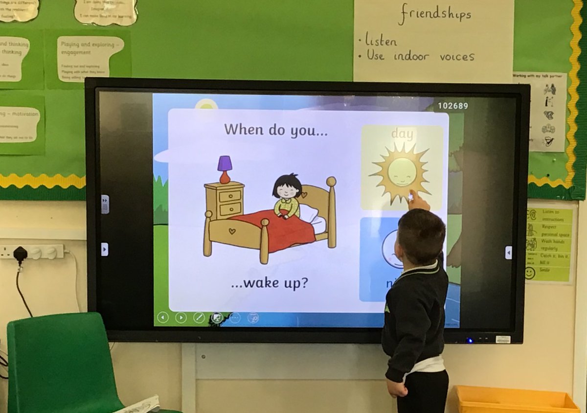 LindenRDCherry's tweet image. In English FS1 are reading Eliot Midnight Superhero so the children talked about what activities they do during the day and night. We answered questions on the interactive white board before sharing our thoughts and experiences in small groups.  #LindenEnglish #LindenScience