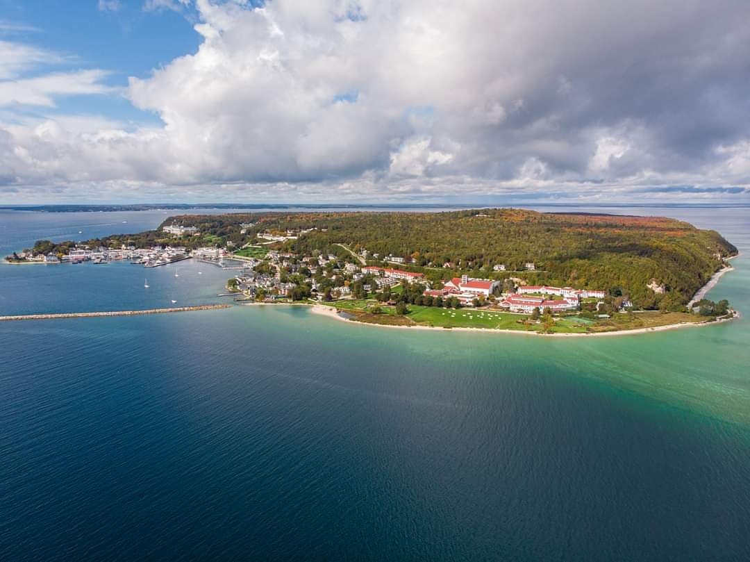 Sending a little Island sunshine your way this afternoon ☀️ #missionpoint #mackinacisland