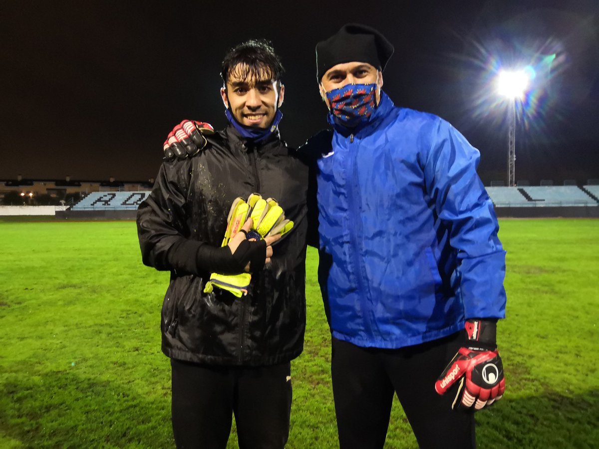adparla's tweet photo. 🌧️👀😄

El barro de las porterías de Los Prados en días de lluvia. Nivel I de fútbol madrileño.

¡Trabajazo de porteros en equipo!

@andresSito89 @holguin13

#LaFuerzaDelParla https://t.co/AwnFqtR9Ns