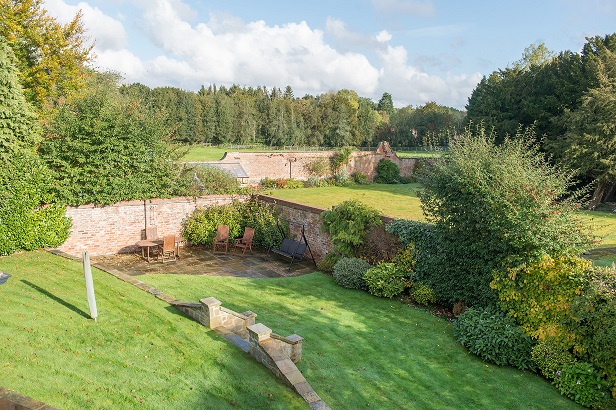 Blenkinandco's tweet photo. SAND HUTTON near York is a thriving village with exceptional housing stock and plenty of house buyers lining up. High Field has an enviable location on a private drive with views across Ryedale countryside - Excess £750k. https://t.co/YYs9PJntXS #SandHutton #York @propertywords https://t.co/bskaQaDF5N