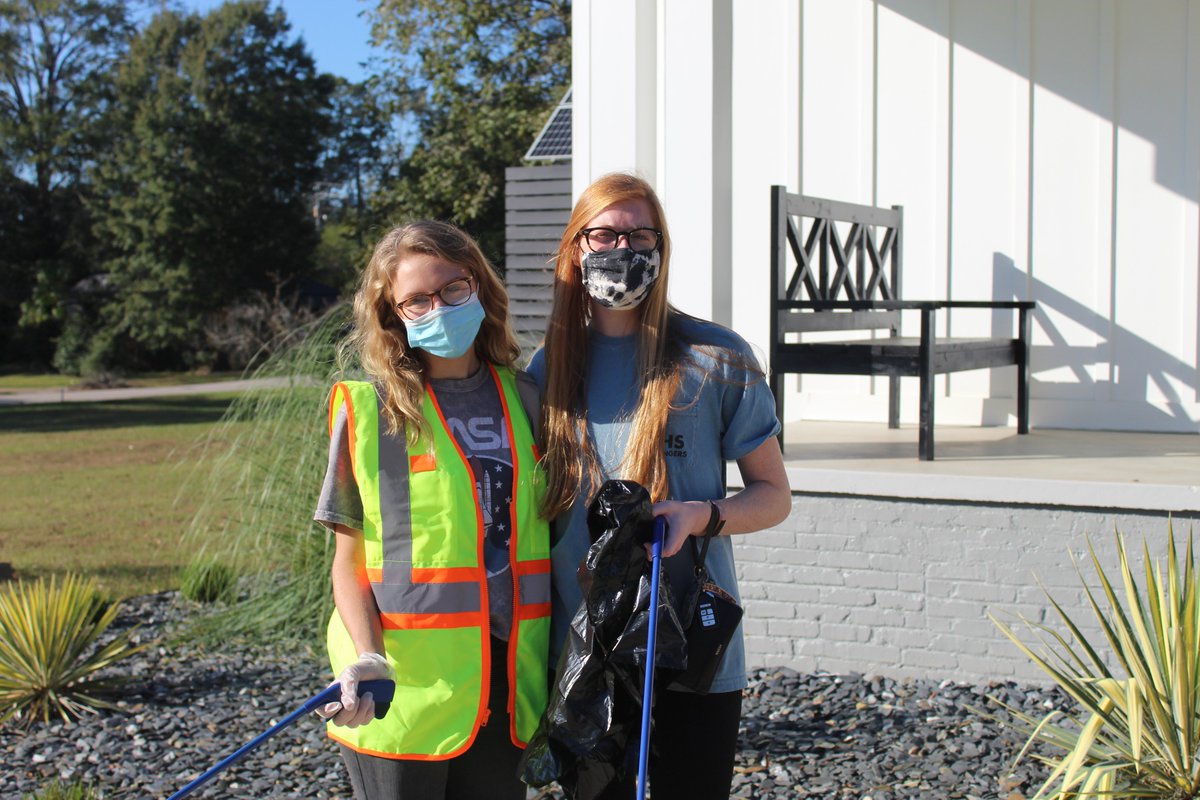 dashlagrange's tweet image. Thank you LaGrange High School  Service Club members for cleaning up #hillsideisthebestside #neighbohoodrevitalization #LagrangeGa #neighborhoodcleanup