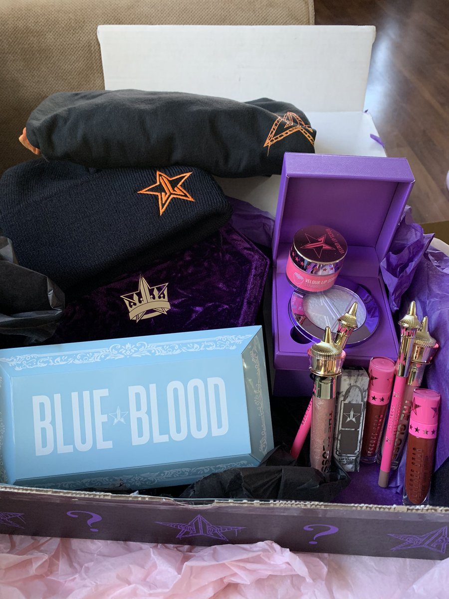daniellemuiz's tweet photo. @JeffreeStar I’m gagged 😍my shit day turned great when I came home to this! https://t.co/HWxS3ChI0V