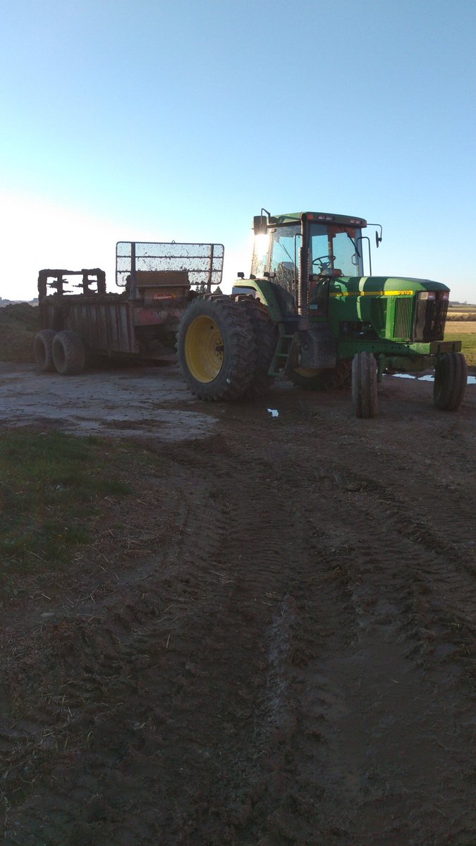 schill_ryan's tweet photo. When boys get home from school, they'll b thrilled ro help haul manure, but I'll also be getting an earful about the dirty tractor π€·ββοΈ #deeresighting #7810 #notandyclean https://t.co/uww4HbkNys