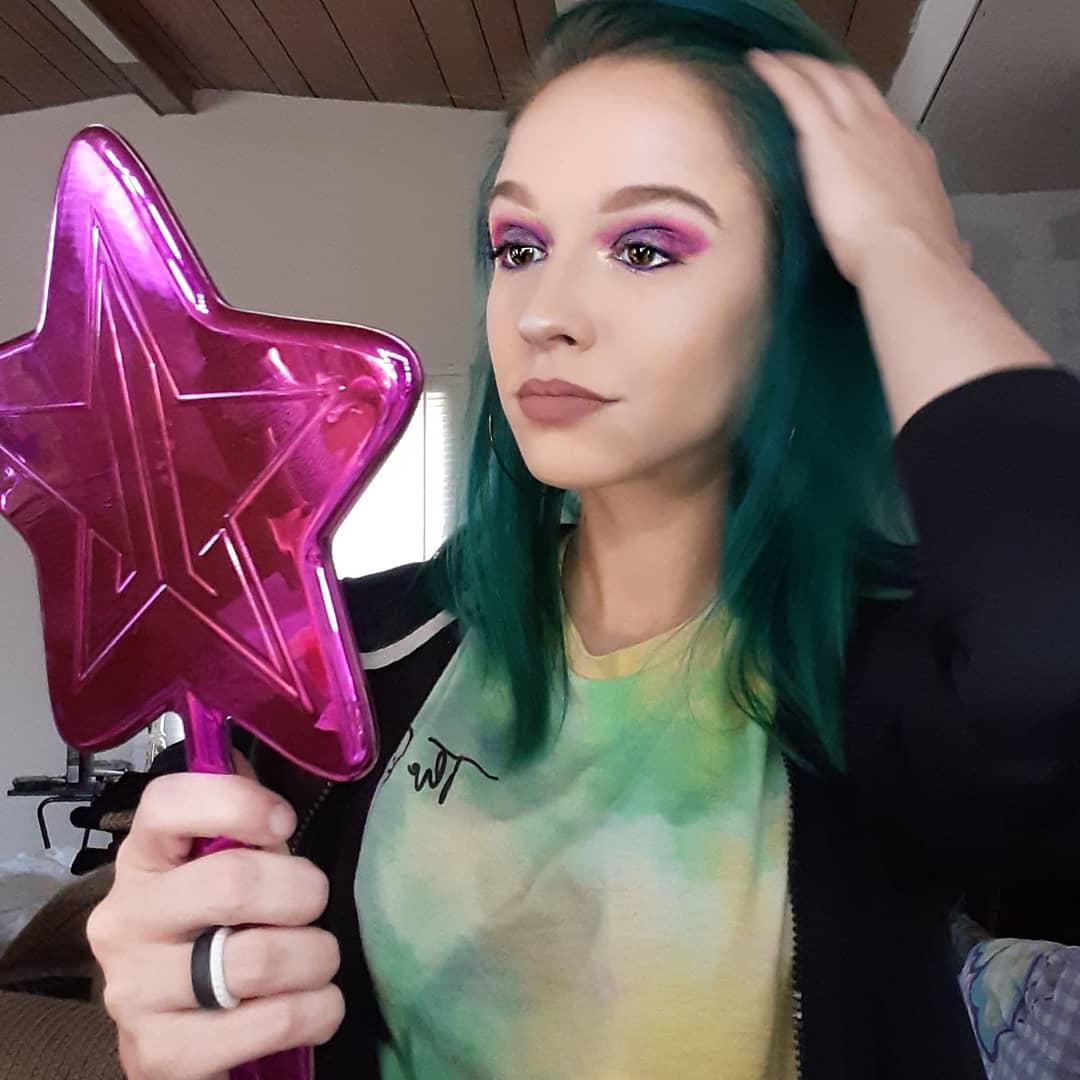 CoonceMarissa's tweet photo. Loved putting this mirror front and center
Products by @JeffreeStar @elfcosmetics @Maybelline @MorpheBrushes @HardCandyLife @PFCosmetics and more
https://t.co/8EAINZPngL
#makeup #beauty #Instagram #photoshoot #starmirror #jeffreestarcosmetics #makeuplover https://t.co/hj1gie4YfW