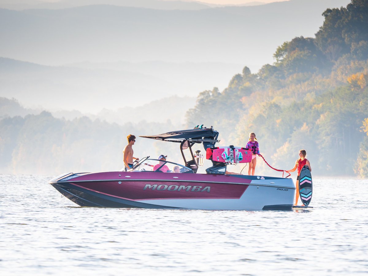 The all-new Mojo delivers big-time fun on-demand in a 23’ package that is loaded with standard features like AutoWake, Flow 2.0, walk-through transom and more! Learn more at moomba.com/models/mojo 😎 #moombaboats #noworries #realfun