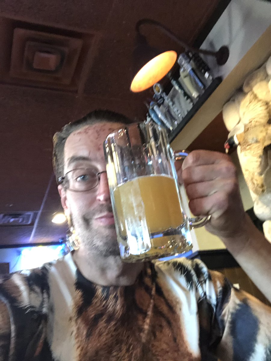 L3m0nbl0ss0msu1's tweet image. “And the sky... was a hazy shade of winter”... @LupulinBrewing smashing another one. Finally shattered my CPS dark beer kick... youtu.be/TxrwImCJCqk #8Count #hazy #mnCraftBeer #BANGLES