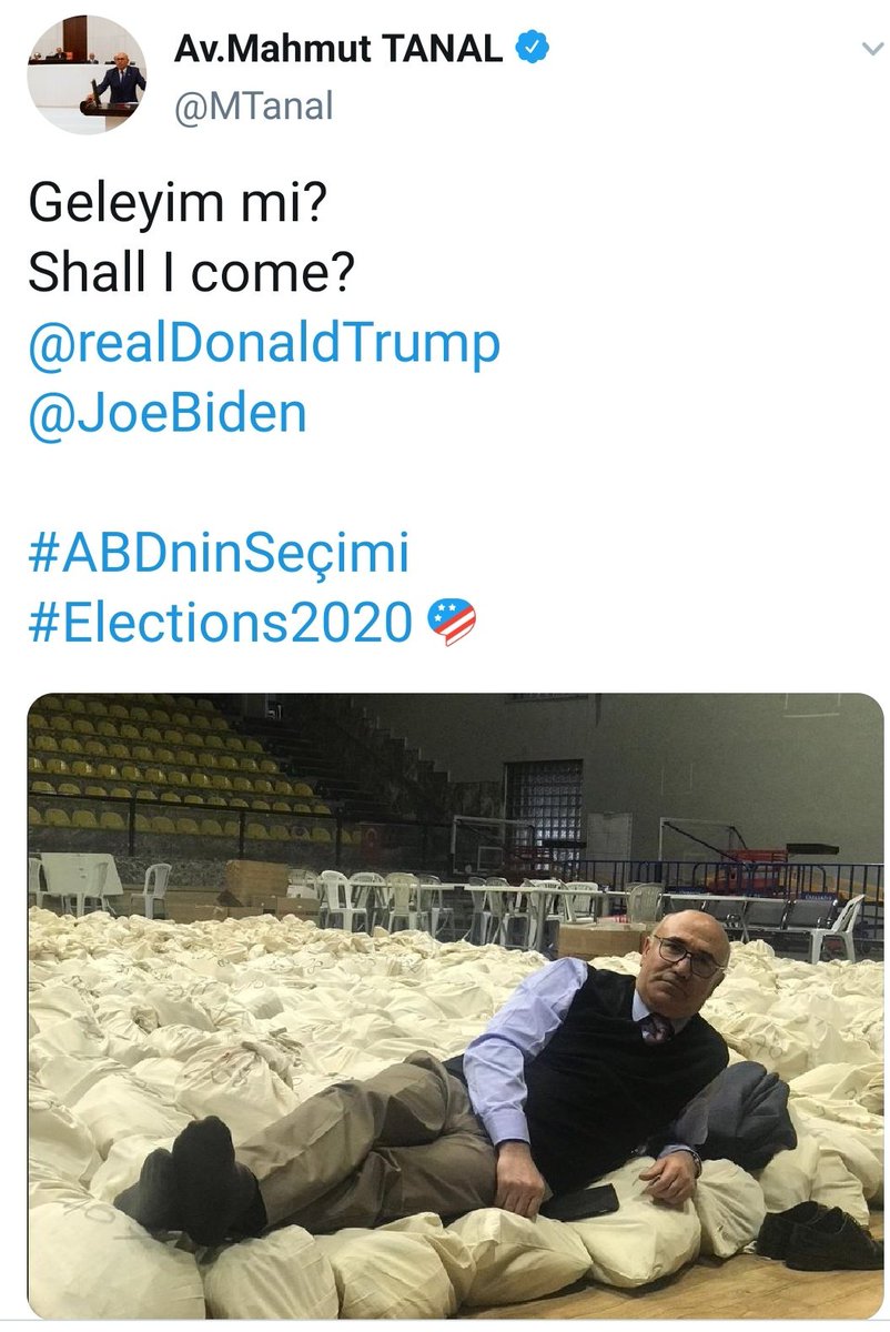 vaziyetcomtr's tweet photo. CHP İstanbul Milletvekili Mahmut Tanal, oy torbaları üzerinde uzandığı bir fotoğrafı paylaşarak, ABD Başkanı Donald Trump ve Demokrat Partili aday Joe Biden’a şöyle sordu: "Geleyim mi?" https://t.co/JNvDRM62pG