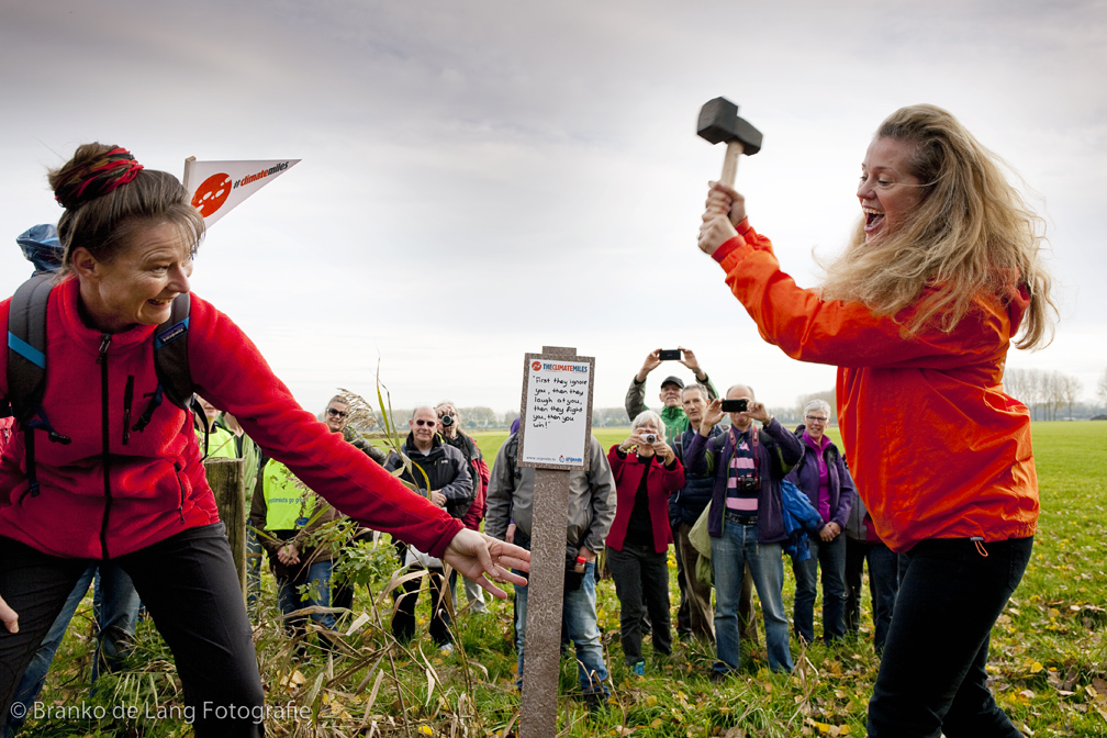 <a href="/marjanminnesma/">Marjan Minnesma </a> Precies 5 jaar geleden op dag 4 van de Climate Miles. Willemijn Verloop slaat een Mijlpaal met tekst : "First they ignore you, then they laugh at you, then they fight you, then you win!" Deze dag liepen o.a. <a href="/bcmlubbers/">Bart Lubbers</a>, @AMSpierings en @gregorsalto mee.
