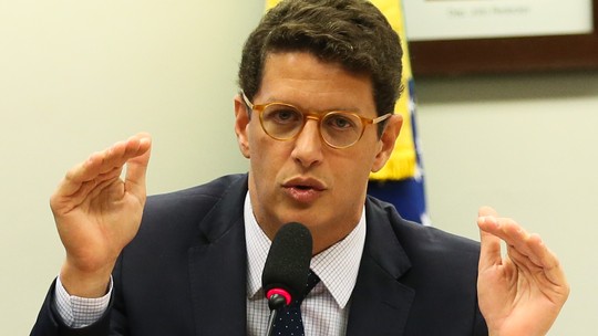 g1's tweet photo. .@AndreiaSadi: Governistas defendem deslocar Salles do Meio Ambiente para outra vaga se Trump perder https://t.co/Gyy1LeZPEm #G1 https://t.co/8RXEdhpR31