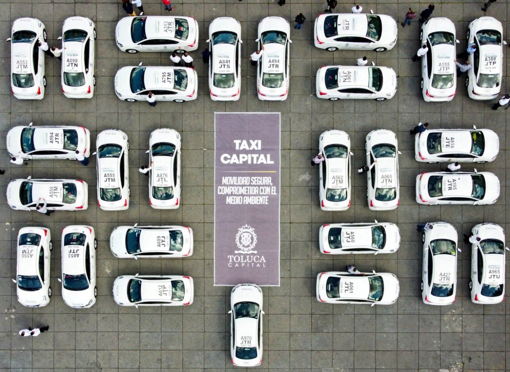 YaEsNoticiaMx's tweet photo. Comprometidos con el #MedioAmbiente y en garantizar una movilidad segura el Pdte. Mpal. De @TolucaGob @JuanRodolfo_SG
puso en marcha el #TaxiCapital, único en su tipo en el país. 

Esta nueva modalidad, cuenta con una primera flota de 500 unidades que utilizan gas natural. https://t.co/d8LYchTzzE