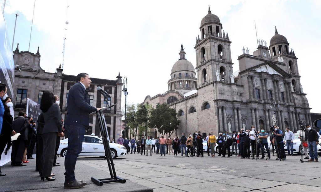 YaEsNoticiaMx's tweet photo. Comprometidos con el #MedioAmbiente y en garantizar una movilidad segura el Pdte. Mpal. De @TolucaGob @JuanRodolfo_SG
puso en marcha el #TaxiCapital, único en su tipo en el país. 

Esta nueva modalidad, cuenta con una primera flota de 500 unidades que utilizan gas natural. https://t.co/d8LYchTzzE