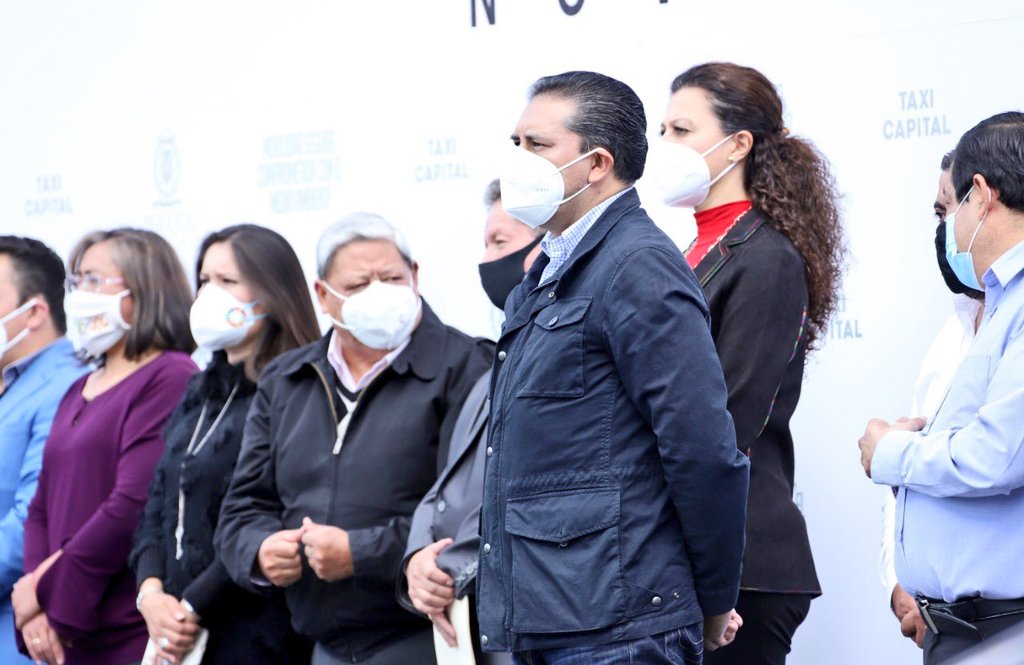 YaEsNoticiaMx's tweet photo. Comprometidos con el #MedioAmbiente y en garantizar una movilidad segura el Pdte. Mpal. De @TolucaGob @JuanRodolfo_SG
puso en marcha el #TaxiCapital, único en su tipo en el país. 

Esta nueva modalidad, cuenta con una primera flota de 500 unidades que utilizan gas natural. https://t.co/d8LYchTzzE