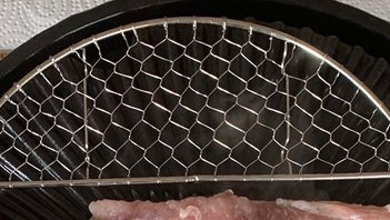 When a piece looks good and you don't want to cook it any more, you put it on this grill to avoid overcooking.