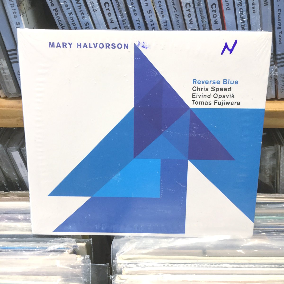 DisqueriaS's tweet photo. La gran guitarrista Mary Halvorson junto a Tomas Fujiwara en la bateria, Eivind Opsvik en el contrabajo y Chris Speed en clarinete y saxo tenor. Para el sello Relative Pitch en CD.
-
#maryhalvorson #chrisspeed #tomasfujiwara #cd #relativepitch https://t.co/9P6CJwa18R