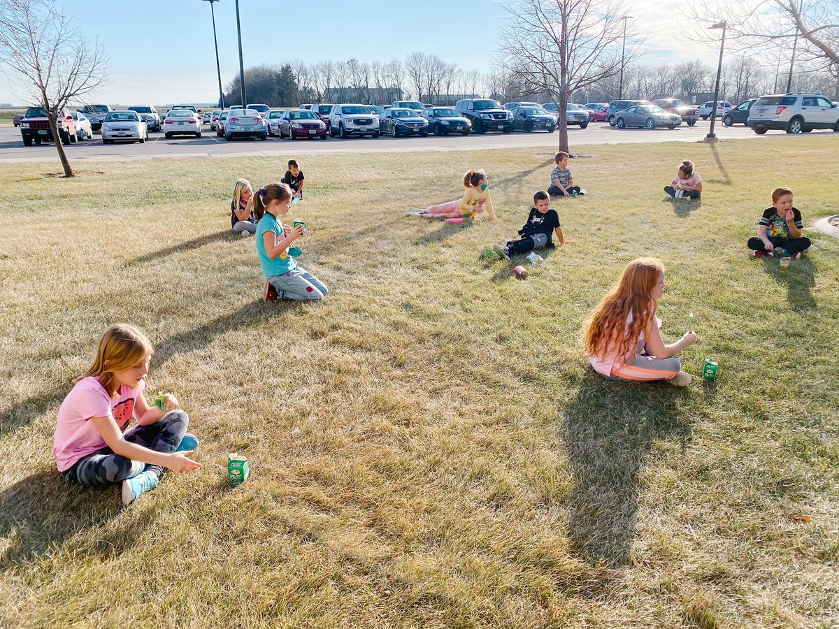 Mrs_Eller's tweet photo. 🍂Snack break outside on this beautiful November day! �� https://t.co/K72ZBb0Avz