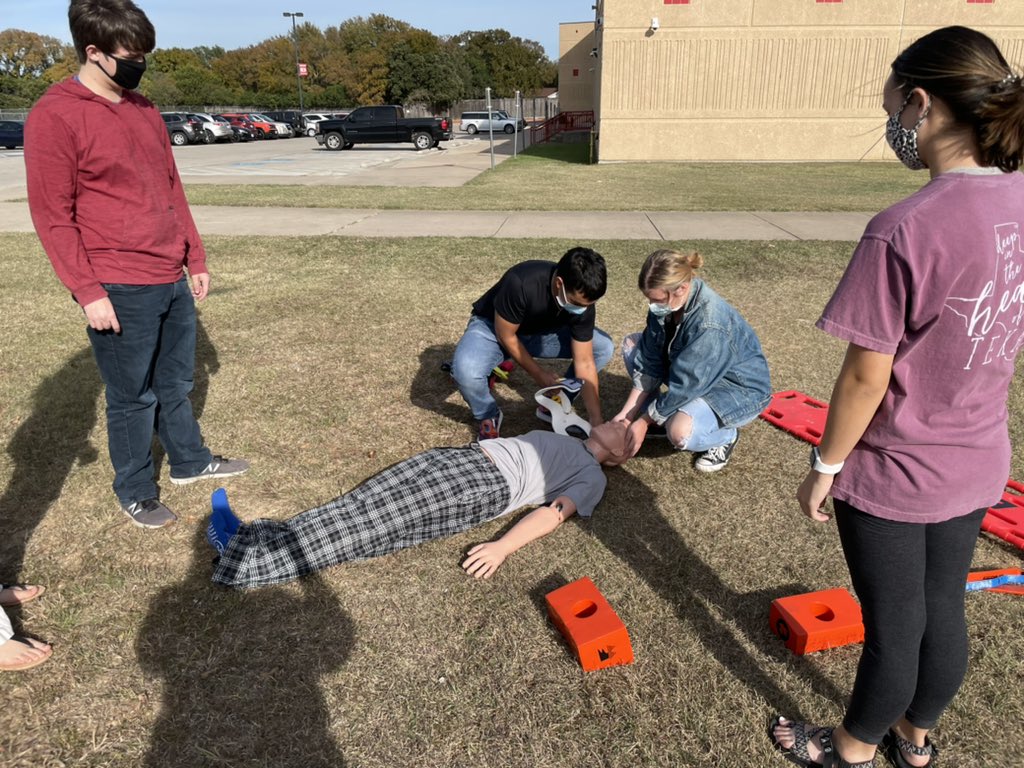 BisdEmts's tweet photo. The EMT class loves getting outside to practice some hands on skills. Today was learning how to place a trauma patient on a backboard. https://t.co/nwkFpTOjq0