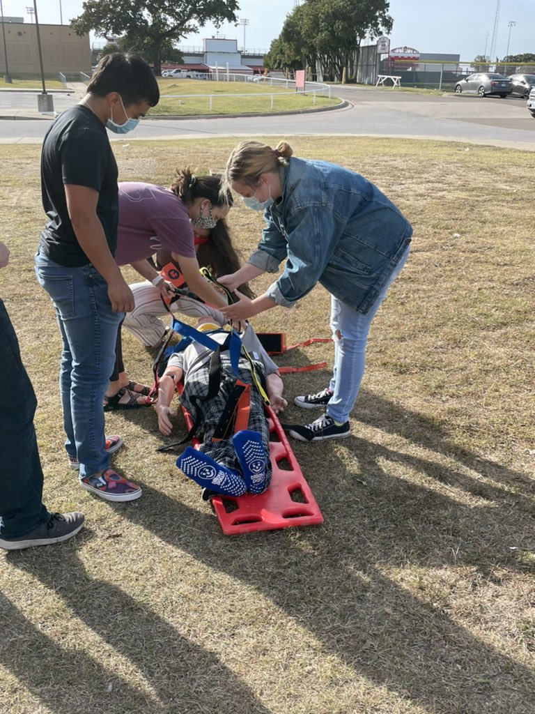 BisdEmts's tweet photo. The EMT class loves getting outside to practice some hands on skills. Today was learning how to place a trauma patient on a backboard. https://t.co/nwkFpTOjq0