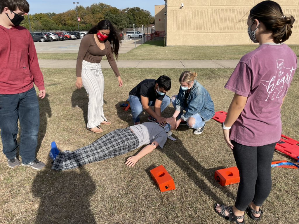 BisdEmts's tweet photo. The EMT class loves getting outside to practice some hands on skills. Today was learning how to place a trauma patient on a backboard. https://t.co/nwkFpTOjq0