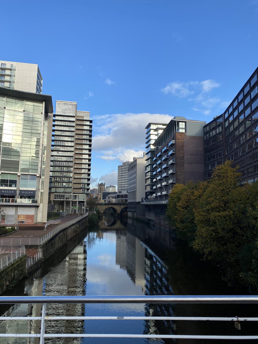 lisamorton's tweet photo. Empty and still beautiful. Please, as soon as you can, get back and give this city some love ❤️ And if you want to, but your companies don’t want you to, tell them why it’s important to you and to the young people of Manchester 🙏 #workfromwork #manchester https://t.co/C3Wp05ZhAo