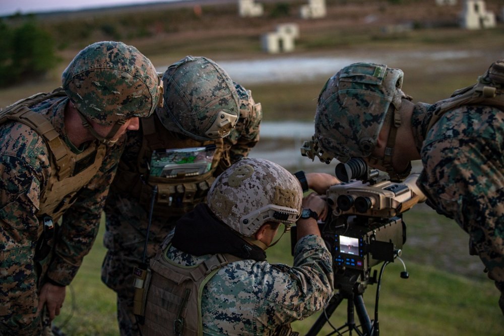 2dMarDiv's tweet photo. Passing on the knowledge.

Marines with Expeditionary Warfare Training Group Atlantic expand their abilities and train to become Joint Terminal Attack Contollers during TACP 1-21 #2dmardiv #Marines https://t.co/fKClDXyHm1
