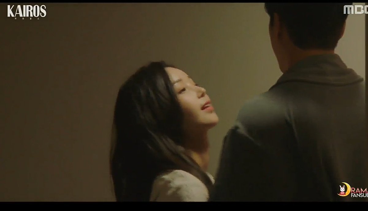 Dramas_Gls_etc's tweet photo. ⚠️⚠️ SPOILER ⚠️⚠️
⚠️⚠️ SPOILER ⚠️⚠️
#KAIROS #KairosEp4 

Mano do céu!!! 😲😱

O Seo Jin era um idiota as vezes e priorizava a empresa, ao invés da família, mas mano, isso não deixa de ser errado né!? Se ela soubesse do esforço que ele tá fazendo pra salvar ela e a filha🤦🏽 https://t.co/L5mHXB8diw