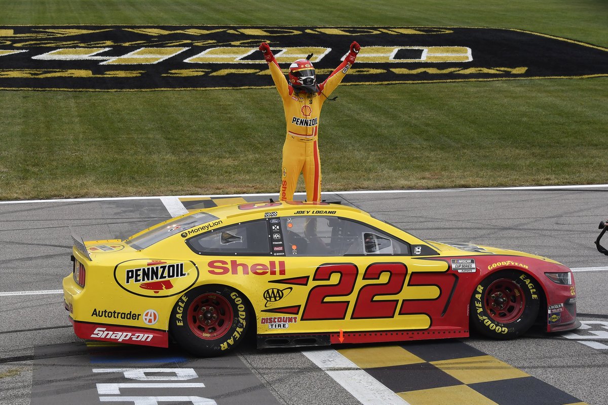 Team_Penske's tweet photo. .@JoeyLogano is in the hunt for a second #NASCAR Cup Series Championship.

Retweet if you're cheering for the No. 22 @shellracingus Ford team at @PhoenixRaceway this weekend! 🎉

#NASCARPlayoffs | #Championship4 | @Pennzoil https://t.co/pCMTCR7wxp