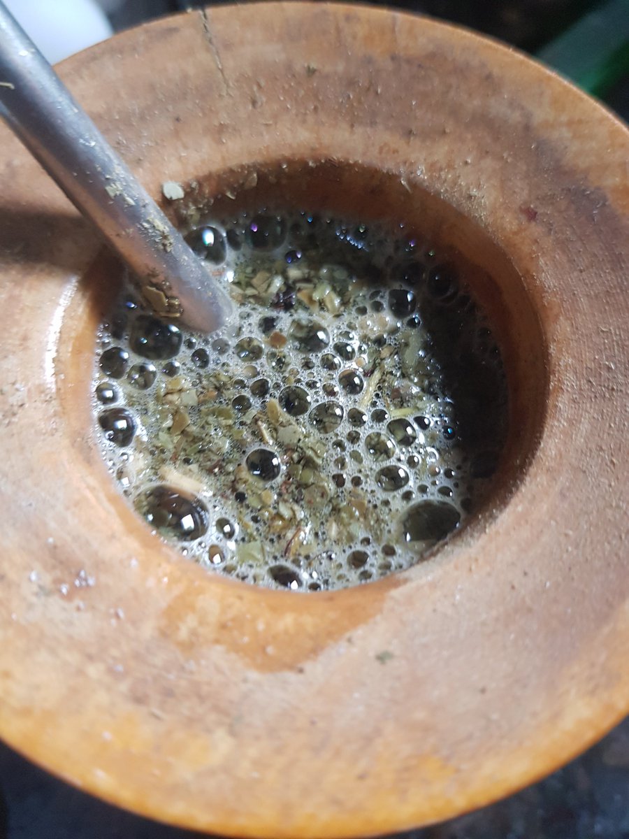 ZeraClau's tweet photo. #BuenasTardes
No los quiero enamorar 😍😂
Tentada por pancitos calentitos
Recién hechos de
calabresa, jamón, queso y cebolla
Sale #MateVirtual
Té... café...
Les convido o saldré rodando😂😂 https://t.co/RQOGJly6hD