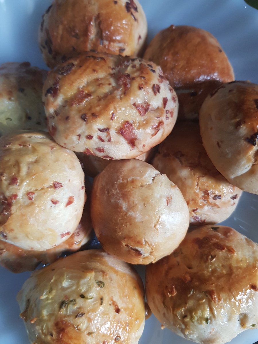 ZeraClau's tweet photo. #BuenasTardes
No los quiero enamorar 😍😂
Tentada por pancitos calentitos
Recién hechos de
calabresa, jamón, queso y cebolla
Sale #MateVirtual
Té... café...
Les convido o saldré rodando😂😂 https://t.co/RQOGJly6hD