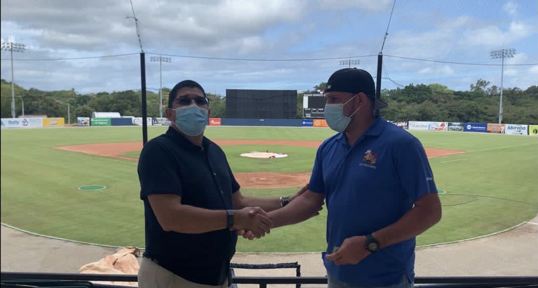 FusabLS's tweet photo. Amilcar Córdoba, presidente de #FUSAB, hizo entrega de un reconocimiento al pelotero Abraham Aguilar por su destacada carrera con el equipo Santeño.
Aguilar se retiró este año de nuestro equipo Mayor.
#LosSantos https://t.co/MJEYliS2Pj
