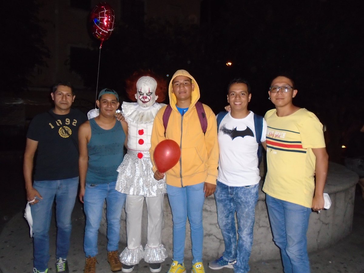 RMatlone's tweet photo. Todos flotan!!!
#pennywise #Halloween2020 #globorojo #puentetime https://t.co/L5HeaYzp2I