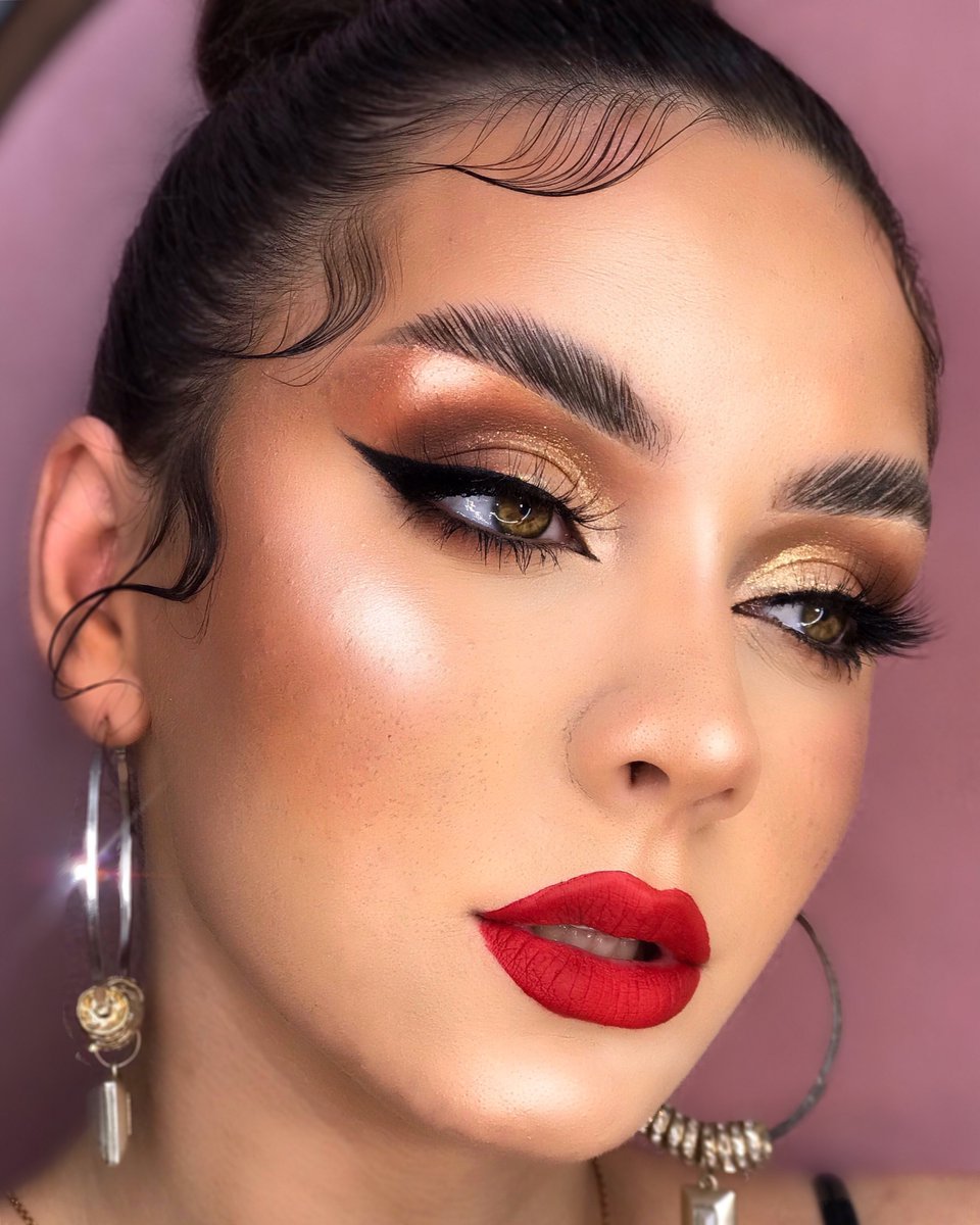 Using <a href="/ABHcosmetics/">Anastasia Beverly Hills</a> brow pomade in shade “medium brown” and soft glam palette. Obsessed!✨