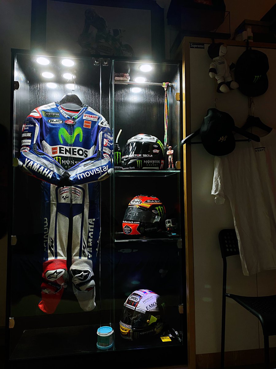 Hiyujiche's tweet photo. @TitoRabat keep your this helmet 😎 https://t.co/4pdUe7874w