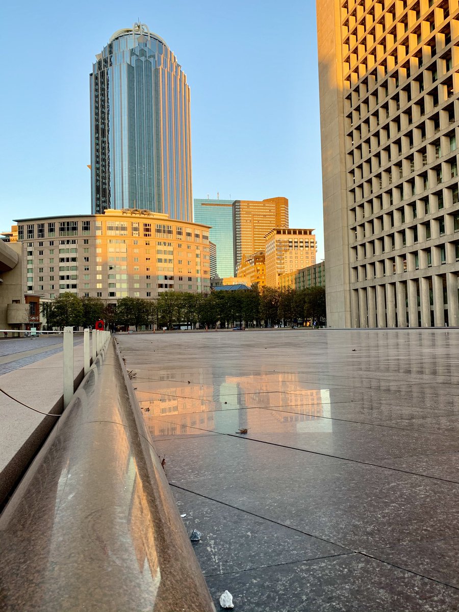 susantran's tweet photo. The golden hour. Taking a moment to reflect on the past 24 hours. #Boston #ThePru #ChristianSciencePlaza #BackBay https://t.co/7CcTHnpxKB