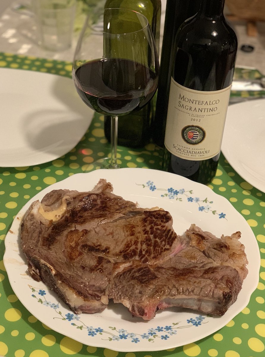Uno dei piaceri più belli della vita è proprio la #cucina! Cosa meglio di una cena così? Bistecca 🥩 accompagnata da un Sagrantino di Montefalco <a href="/Scacciadiavoli1/">Scacciadiavoli</a> 🍷! Buon Appetito 😋