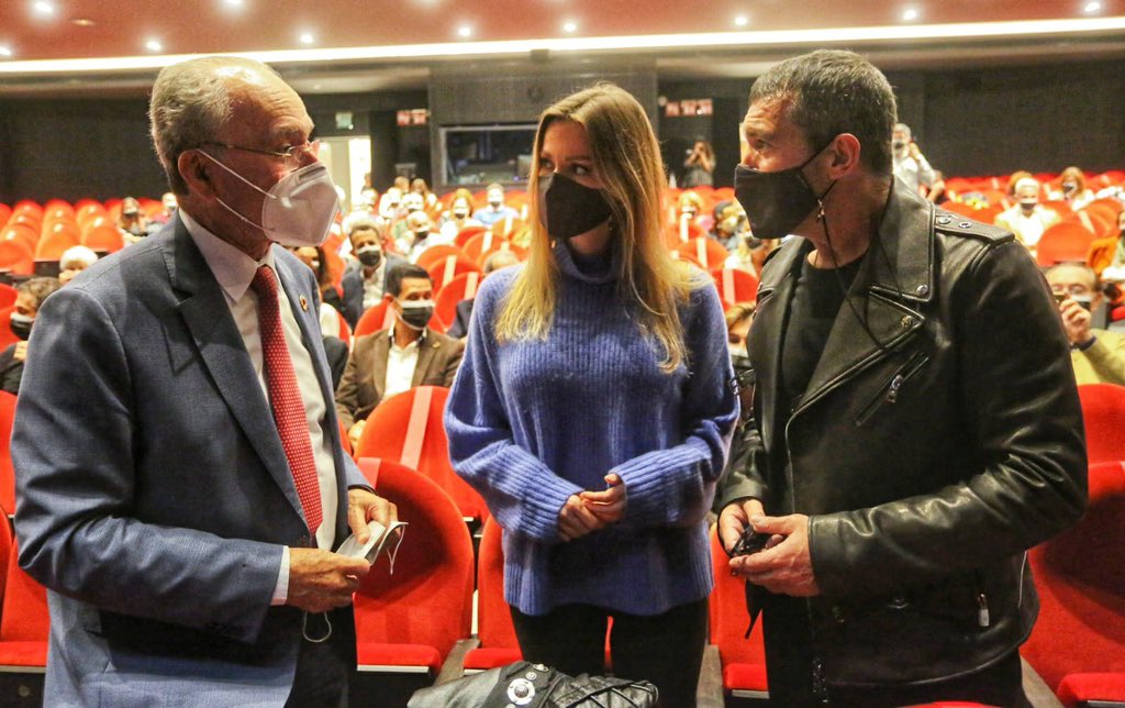 antoniobanderas's tweet photo. Hoy reabrimos las puertas del @TeatroDelSoho @CaixaBank con el  recital lírico a de @jose_bros_tenor y @filarmonimalaga. Con el apoyo de Ayunt. @malaga y @AndaluciaJunta 

#NicoleKimpel @pacodelatorrep #josemariamorenovaliente #teatroseguro 

📷 @JALBINANA @malagahoy_es https://t.co/9e1xDR0i1A