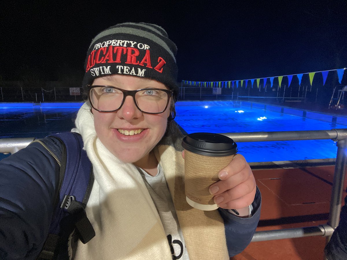 HayleyMaud's tweet photo. Invigorating swim at @BecclesLido this evening, the last one pre #lockdown2 πΏ 13 degree water temp π₯Ά 6 degree air temp. Lovely hot chocolate βοΈ a mince pie π₯§ & a firework display! π₯πππ»ββοΈπ #keeppoolsopen π https://t.co/uqGcddRQch