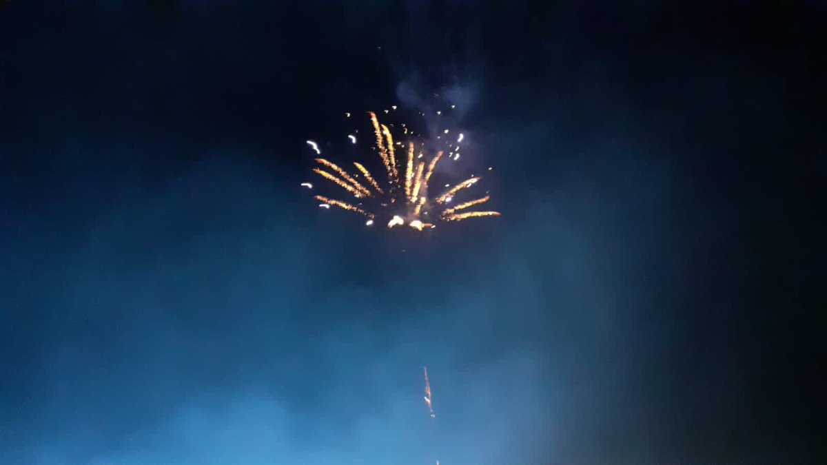 HayleyMaud's tweet photo. Invigorating swim at @BecclesLido this evening, the last one pre #lockdown2 πΏ 13 degree water temp π₯Ά 6 degree air temp. Lovely hot chocolate βοΈ a mince pie π₯§ & a firework display! π₯πππ»ββοΈπ #keeppoolsopen π https://t.co/uqGcddRQch
